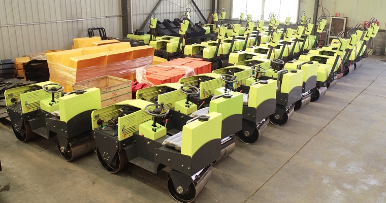 九游会集团一批小型压路机经青岛港出口印度