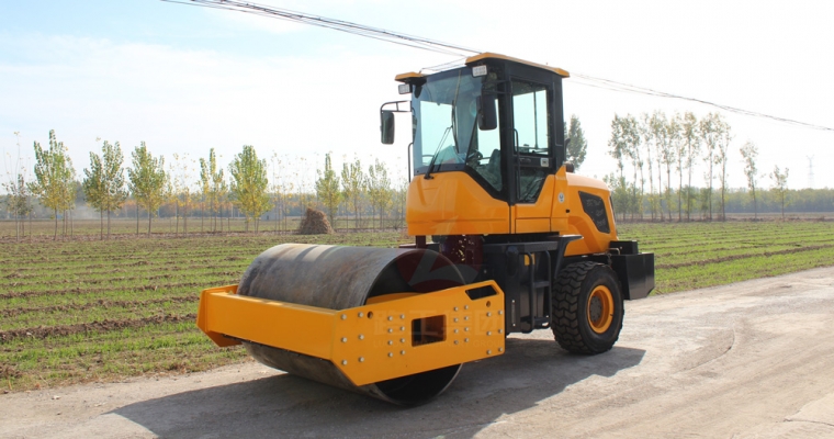 驾驶式压路机“；；；；；；て琳稀薄寰部刂葡低